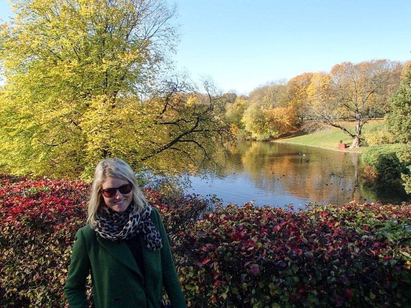 Wandering around lake skomakerdiket In a park near Fløyen