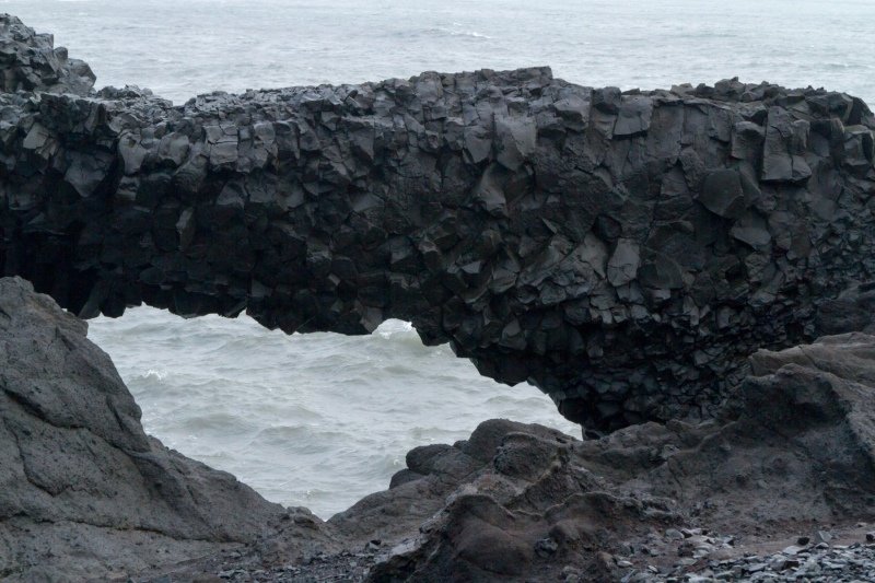 Badarse basalt column arch