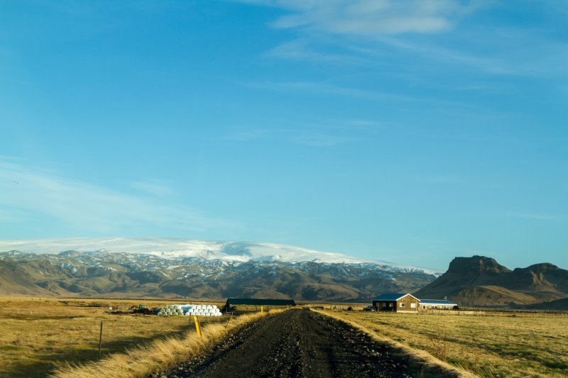 The drive into the Hvoltt cabins